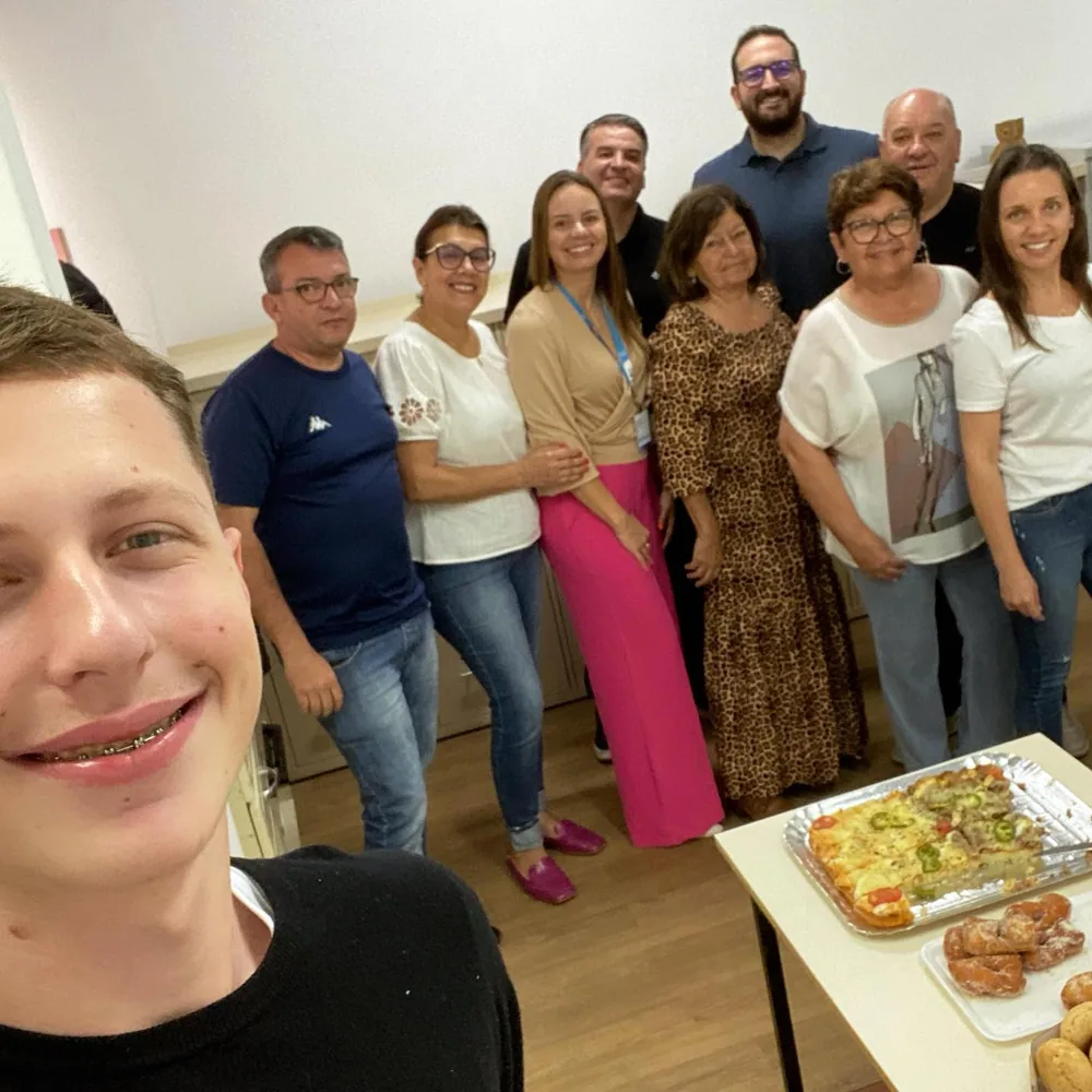 Integrantes da equipe reunidos no escritório